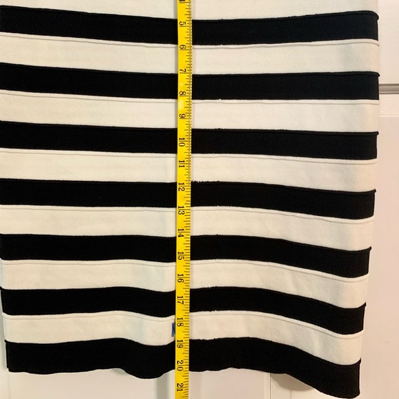 Neiman Marcus Black & White Thick Striped Bodycon Skirt, Size M - Picture 4 of 4